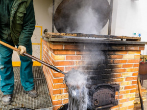 Smolení sudů v Plzeňském Prazdroji.