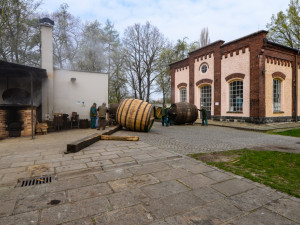 Smolení sudů v Plzeňském Prazdroji.