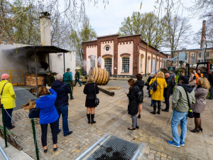 Smolení sudů v Plzeňském Prazdroji.