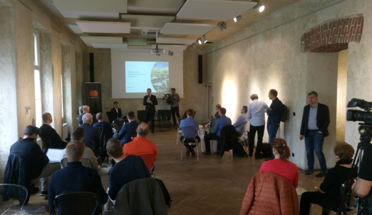 Placení kartou potvrzené otiskem nebo mrknutím bude v Česku od září.