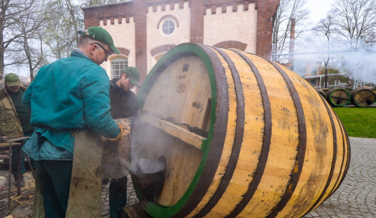 Smolení sudů v Plzeňském Prazdroji.