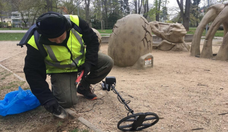Strážníci spojili síly s hledači kovů a vyčistili brněnské ulice od injekčních stříkaček