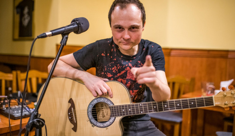 Marek Pavelka patří k výrazným postavám Českých Budějovic. Od sedmnácti let vystupuje pod přezdívkou Marotha.