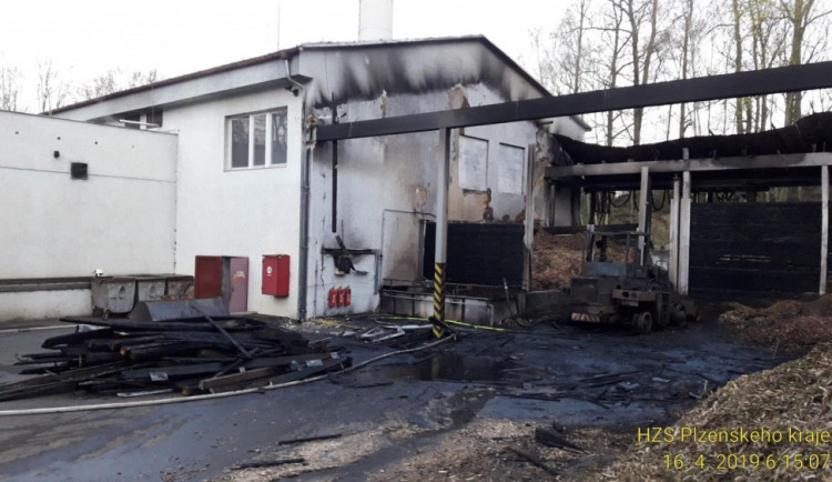 FOTO: V Plané nad ránem hořela kotelna. Škoda je přes milion korun