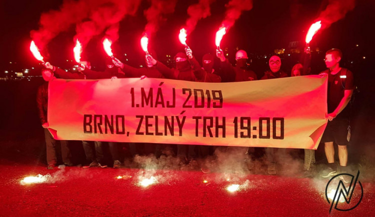 Kdo si hraje, nehajluje. Stovky Brňanů chtějí reagovat na prvomájový pochod krajní pravice. Ta chystá louče