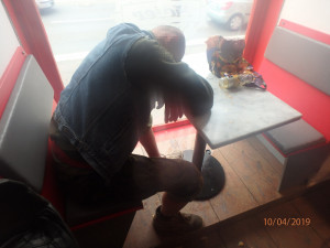 Chlápek usnul v řeznictví na Klatovské s hlavou na stole. Probudil se až na záchytce