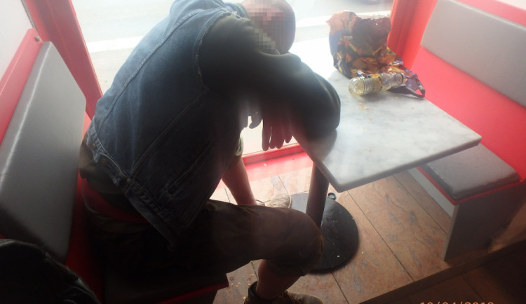 Muž usnul na stole.