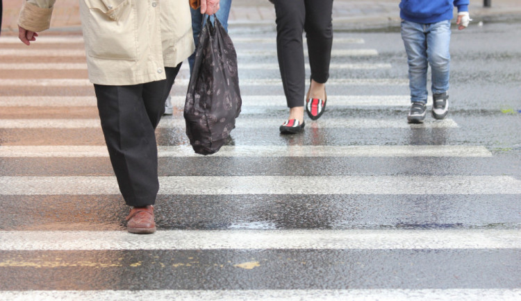 Řidič na Úvozu na přechodu málem najel do chodce, ten mu bouchl do auta. Zpátky přiletěla facka
