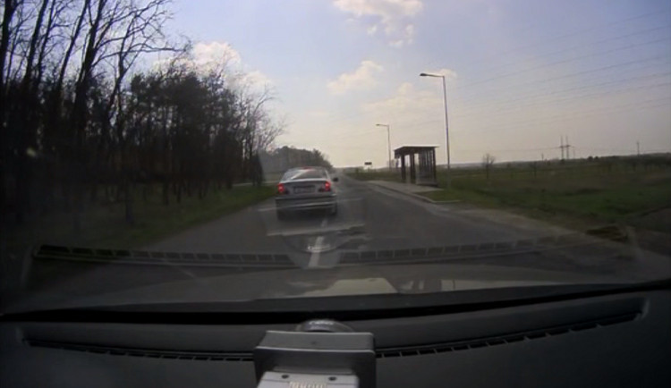 VIDEO: Policisté naháněli agresivního řidiče v bavoráku