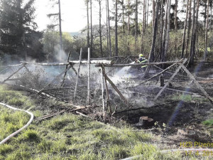 FOTO: Hasiči každý den řeší několik požárů trávy či lesa