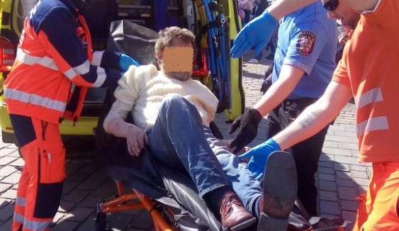 Muž na náměstí Republiky.