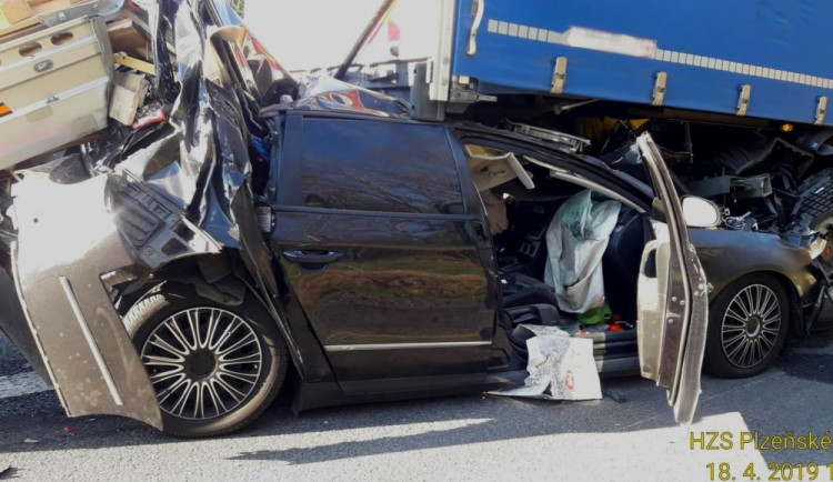 Auto bylo zapasované pod kamionem, řidič se podruhé narodil.