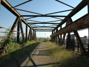 Unikátní Faltusův most sundal jeřáb. Bude sloužit jako lávka přes výpadovku na Karlovy Vary