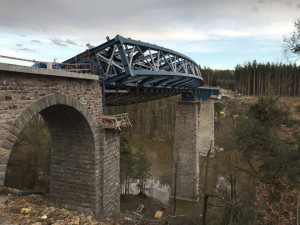 Železniční most přes přehradu Hracholusky čeká zatěžkávací test