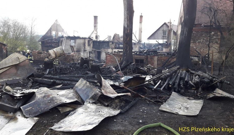 FOTO: Požár rodinného domu v Hlavňovicích napáchal škodu za více než milion