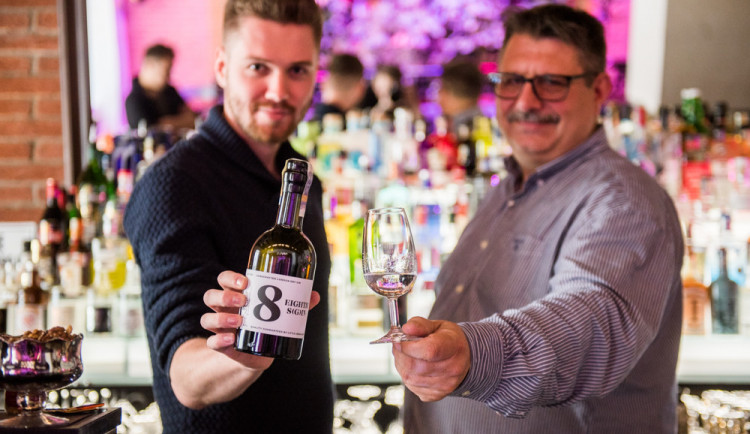 Osm hříchů jižní Moravy. Brněnská destilérka vyrobila gin inspirovaný vůněmi Pálavy