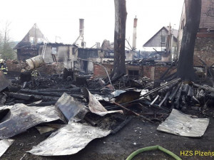 FOTO: Požár rodinného domu v Hlavňovicích napáchal škodu za více než milion