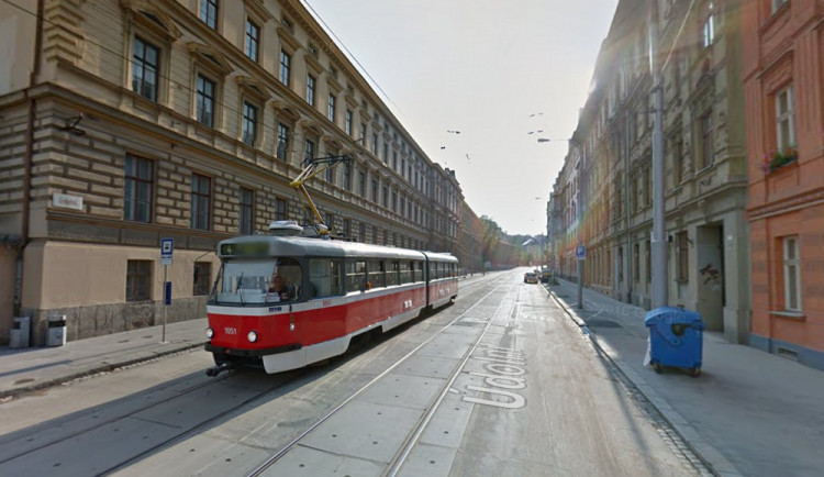 Po roční rekonstrukci se v neděli otevře Údolní ulice. Nabídne tichou trať a bezbariérové zastávky