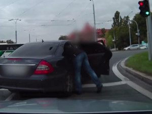 VIDEO: Policistu Slavotínka soud za zákrok proti řidiči soud nepotrestal