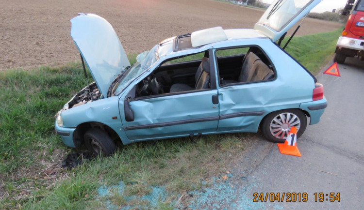 Vozidlo se přetočilo přes střechu.