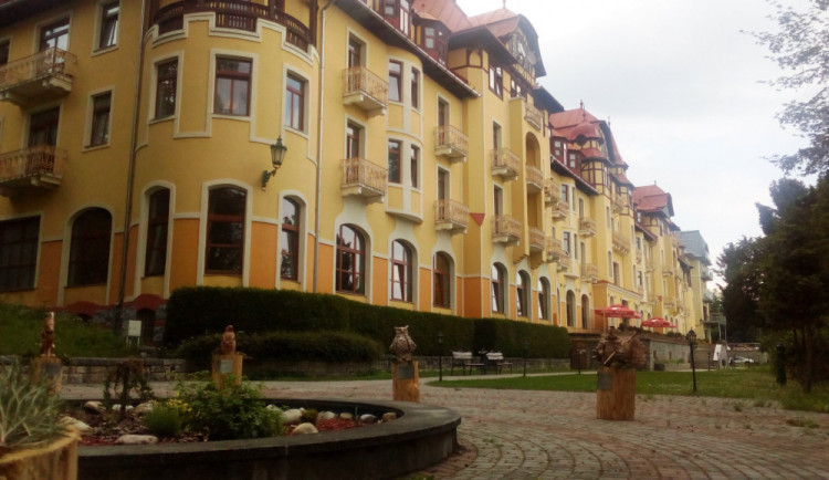 Brňák si na hotelu v Tatrách spletl okno se záchodem. Při pádu z deseti metrů se těžce zranil