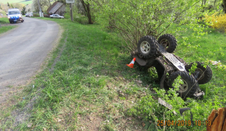 Čtyřkolka skončila v příkopě, její majitel s těžkými poraněními v nemocnici.