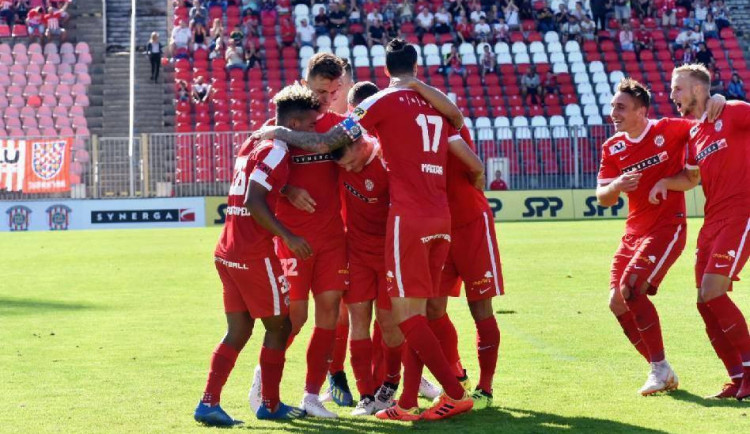 SOUTĚŽ: Zbrojovku čeká v neděli moravské derby se Znojmem. Přijďte borce podpořit na Srbskou!