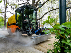 Plzeň koupila stroj na ekologickou likvidaci plevele