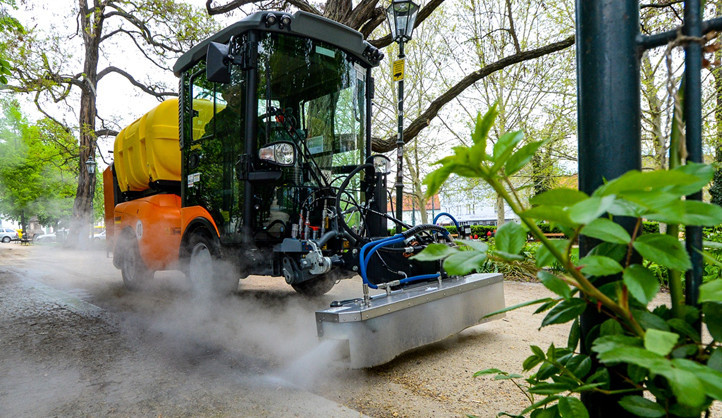 Plzeň koupila stroj na ekologickou likvidaci plevele