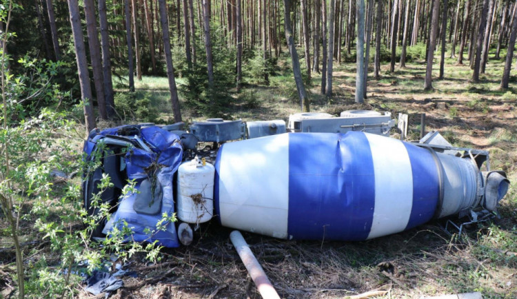 Kvůli mrtvému zajíci na silnici havaroval řidič nákladního automobilu.