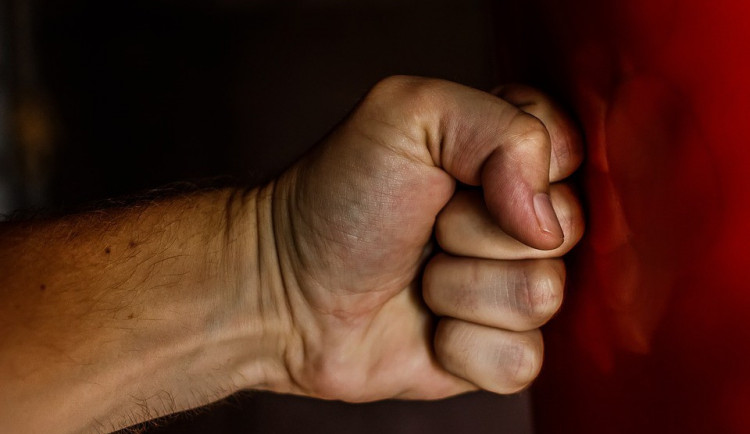 Útočník v Brně zmlátil cizince gumovou palicí