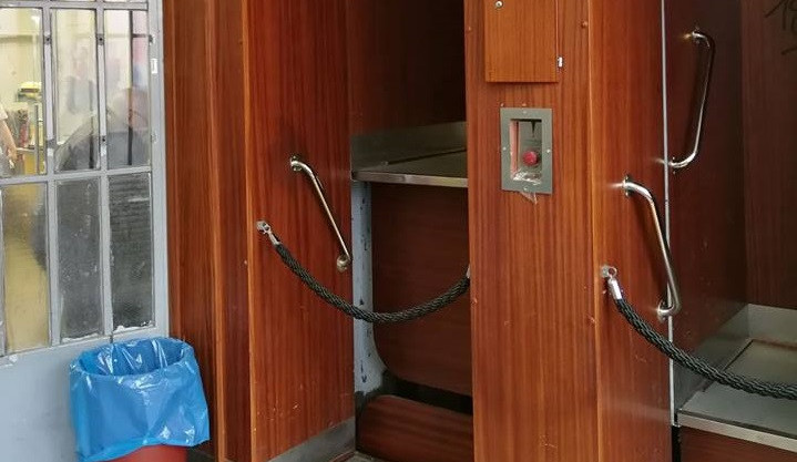 Na poště v Brně se ve výtahu páternoster zasekla maminka s dítětem v kočárku