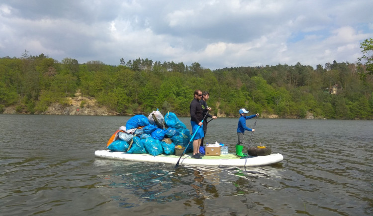 FOTO: Desítky dobrovolníků na paddleboardech vyčistily Prýgl od víc než čtvrt tuny odpadu