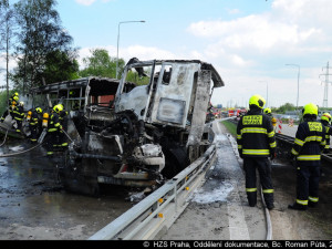 Na Pražském okruhu se dnes srazil kamion převážející tanky s autobusem.