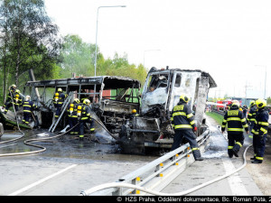Na Pražském okruhu se dnes srazil kamion převážející tanky s autobusem.