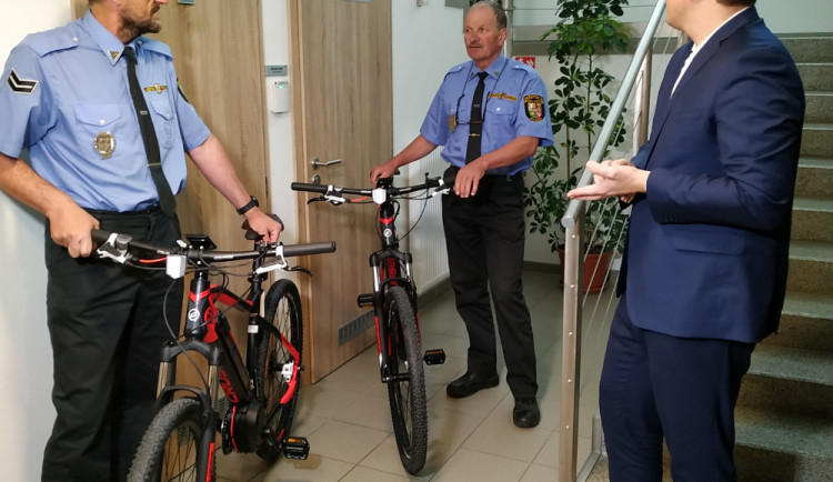 První strážníci v Plzni dostali do služby elektrokola.