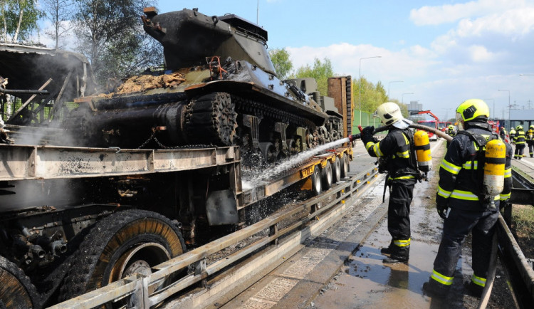 Na Pražském okruhu se dnes srazil kamion převážející tanky s autobusem.