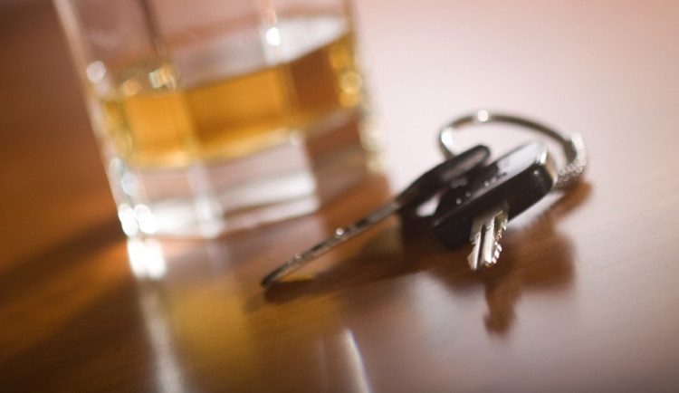 Namol opilý řidič naboural v Brně při parkování jiné auto, řidičák měl přitom jen pár dní