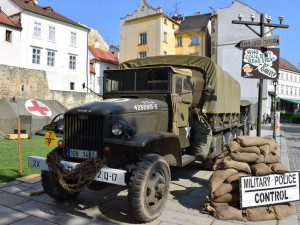 Konvoj vojenských historických aut vyjíždí na cestu po Plzeňsku
