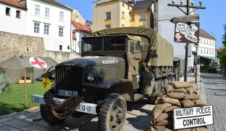 Konvoj vojenských historických aut vyjíždí na cestu po Plzeňsku.