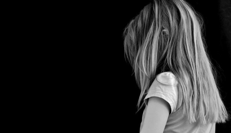 Řidič tmavého auta v Lednici dívenku do auta nelákal, šlo o nedorozumění