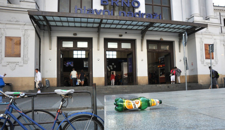 Opilý muž si vyhlédl náhodnou skupinku lidí sedících před hlavním nádražím a začal je surově mlátit