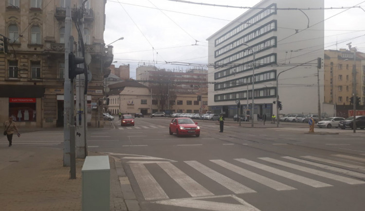 Bratislavská i Příkop už jsou po havárii potrubí opět průjezdné