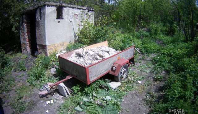 Mužům se nechtělo s odpadem do sběrného dvora, založili tak černou skládku