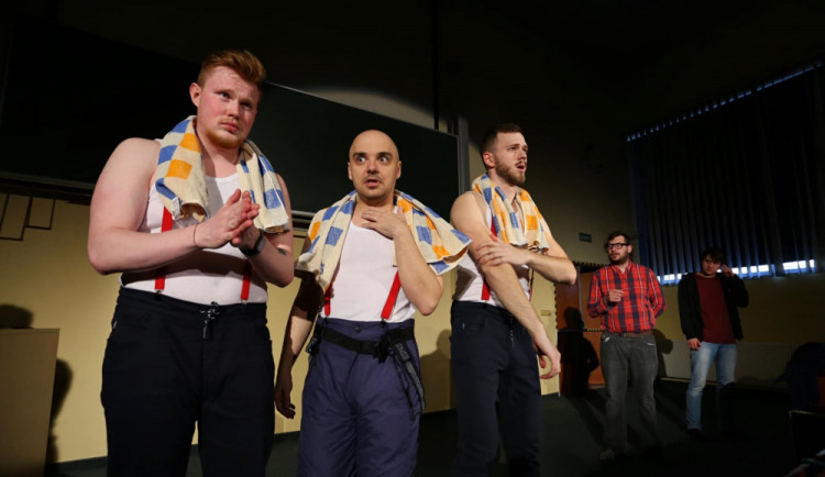 Donaha! Studenti  nacvičili hru o ajťácích, kteří se dají na dráhu pánského striptýzu