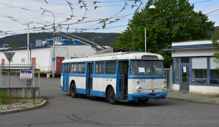 Dopravní podnik získal zpět unikátní historický trolejbus