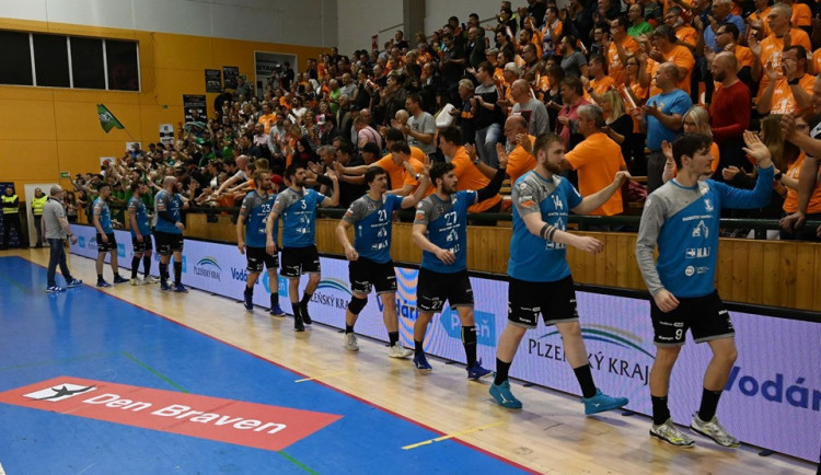 Házenkáři Plzně porazili v úvodním finále Karvinou 31:27.