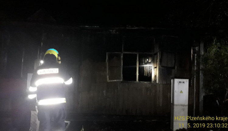 V Doudlevcích hořela dřevěná budova.