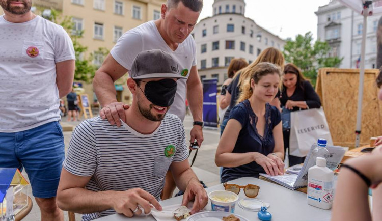V Brně zítra začíná Tmavomodrý festival. Lidem ukáže život se zrakovým hendikepem