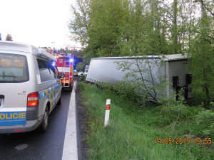 Řidič dostal na mokré vozovce s náklaďákem smyk a skončil v lese